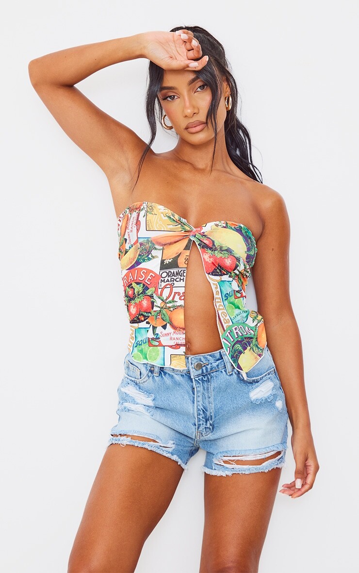 

PrettyLittleThing Укороченный топ с разрезом спереди и разноцветным лимонным принтом
