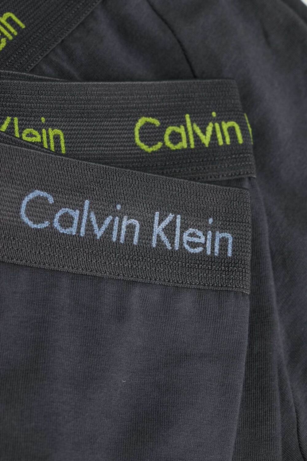 

В упаковке 2 труса-боксера темно-серого цвета. Calvin Klein