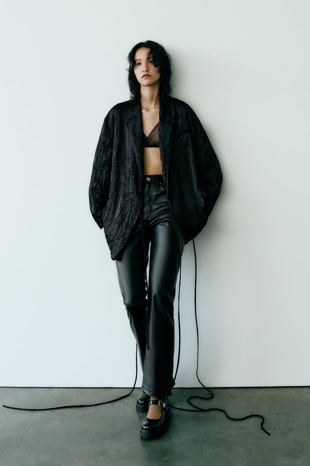 

Брюки с эффектом кожи ZARA, черный