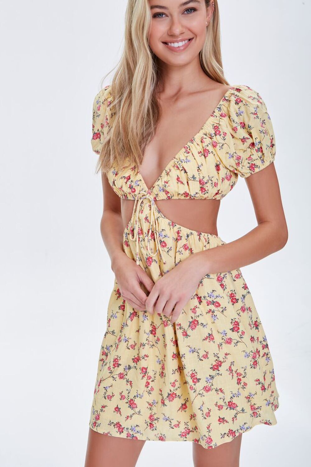 

Мини-платье с цветочным вырезом Forever 21, желтый