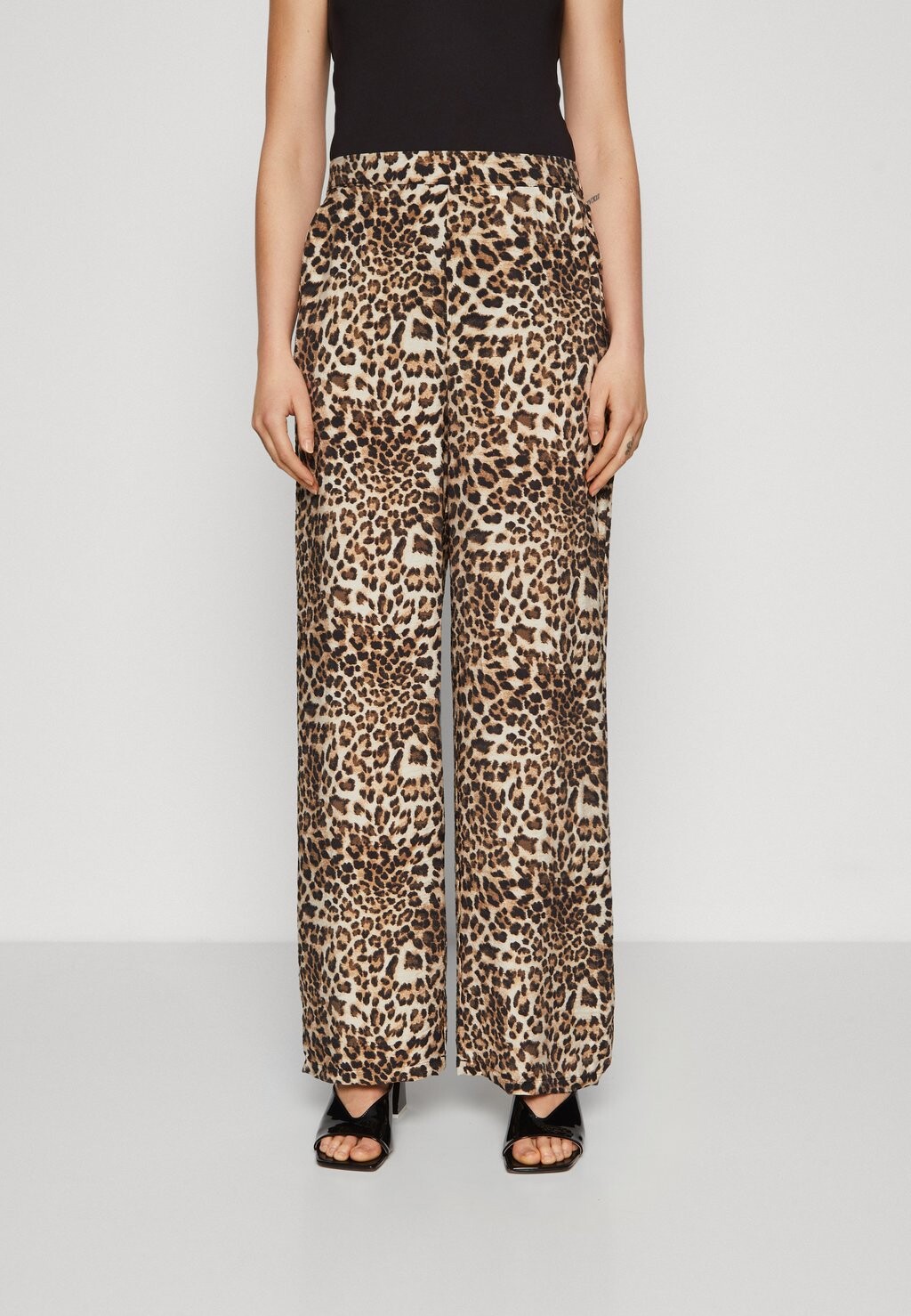 

Брюки VMJOSIE WIDE Vero Moda, цвет sandshell aopbetty