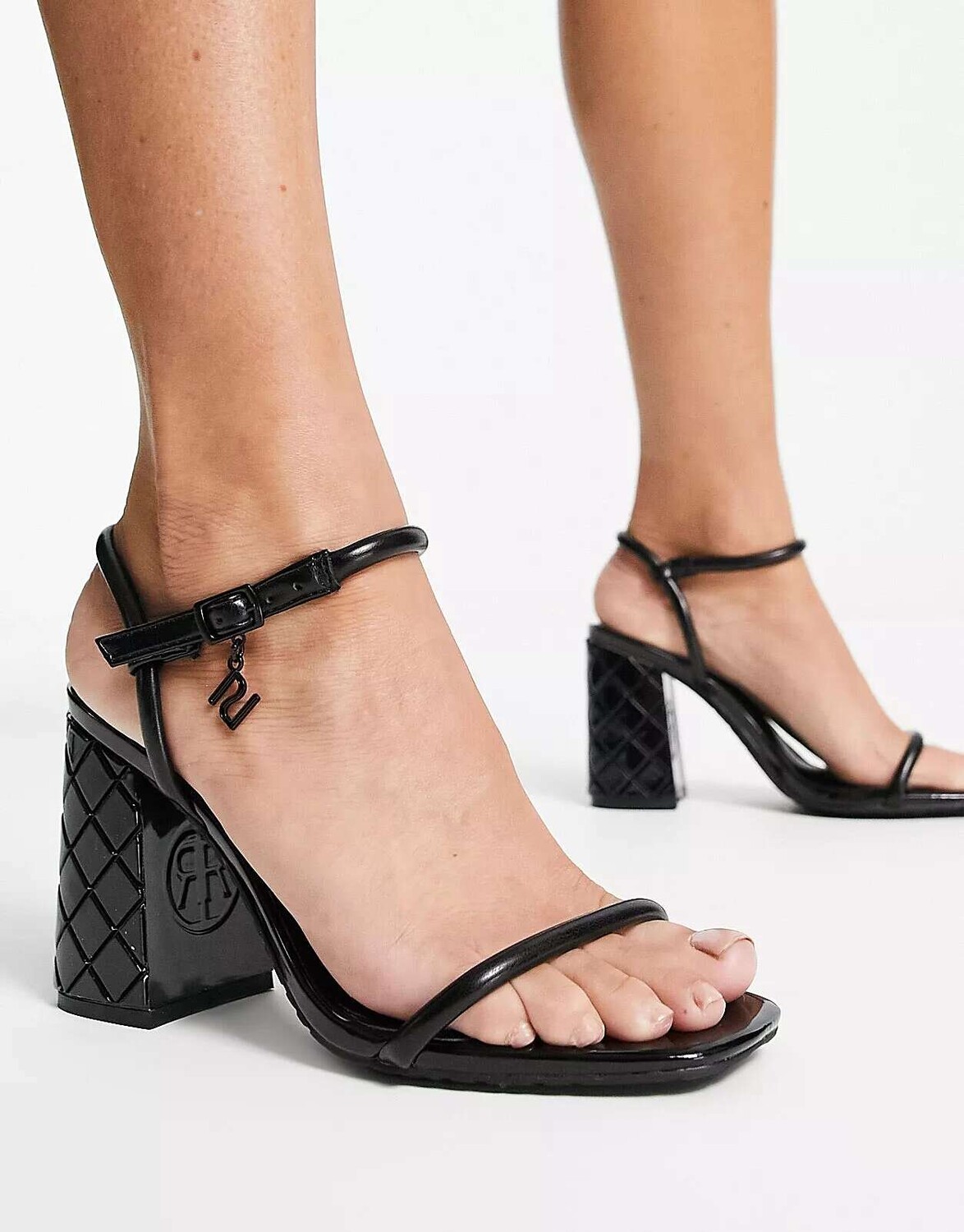 

Черные босоножки на блочном каблуке с тиснением River Island