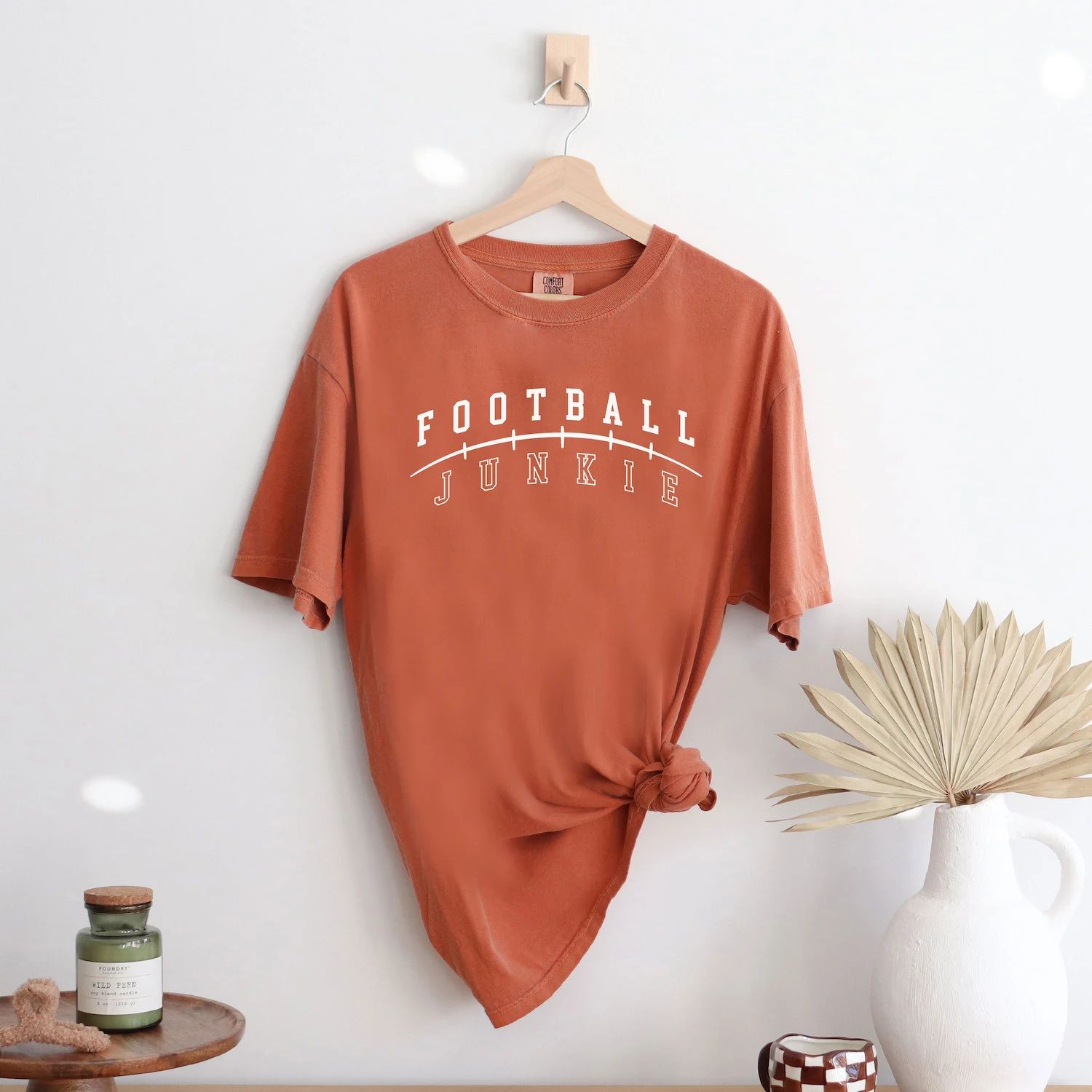 Футболки Football Junkie, окрашенные в одежду Simply Sage Market