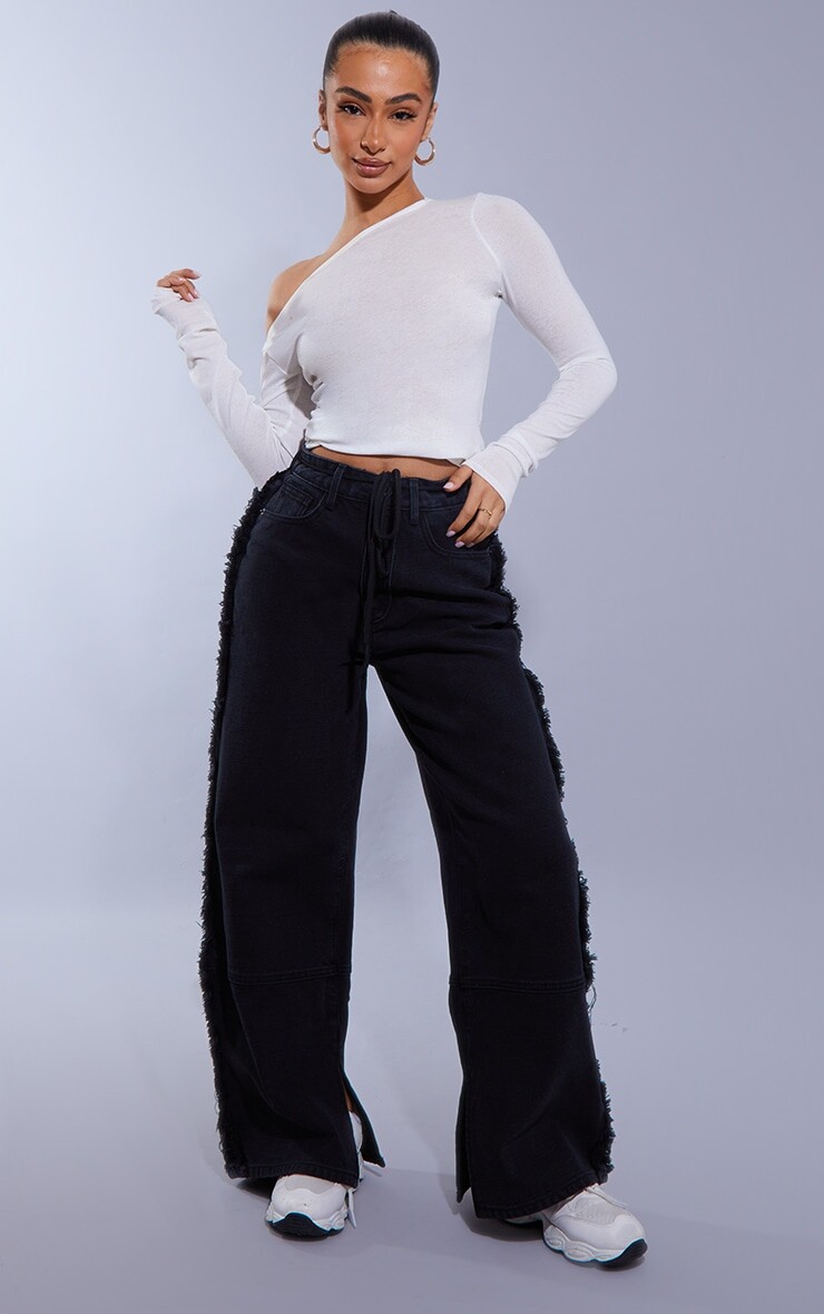 

PrettyLittleThing Черные джинсы Petite с потертостями и завязками спереди