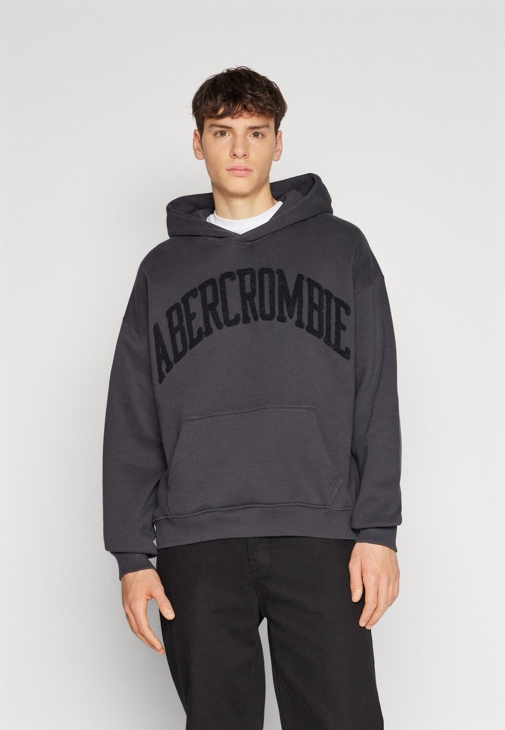 

Толстовка Abercrombie & Fitch ХУДИ TONAL VARSITY LOGO POPOVER, PHANTOM