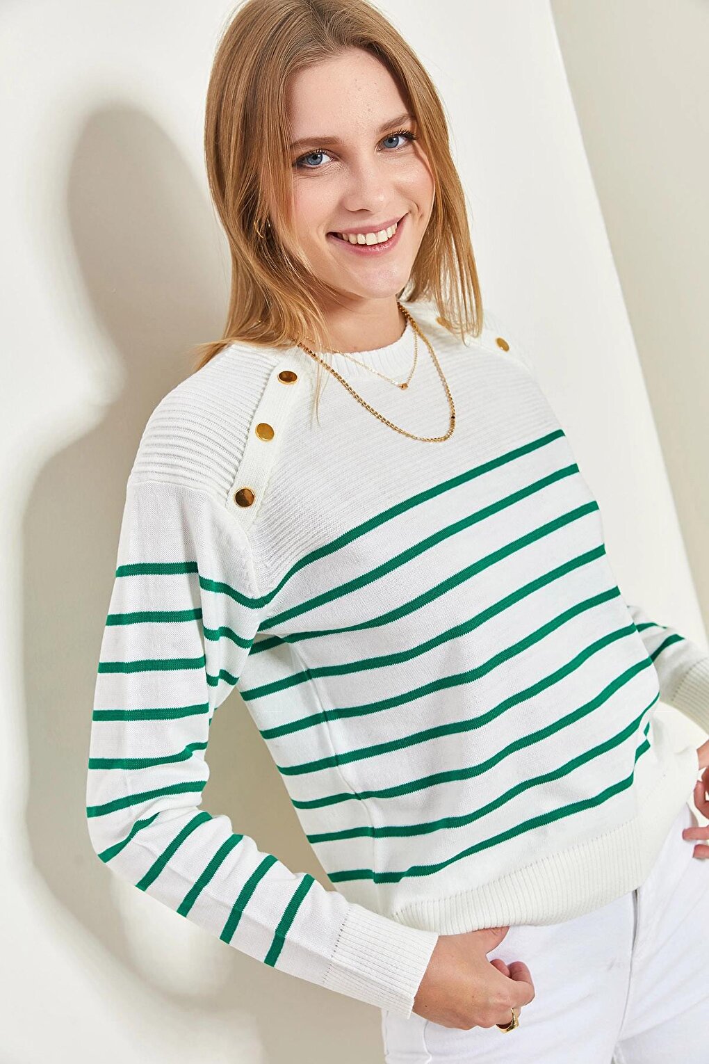 Женский трикотажный свитер с пуговицами на плечах SHADE, бело-зеленый сибртех 61621 бело зеленый