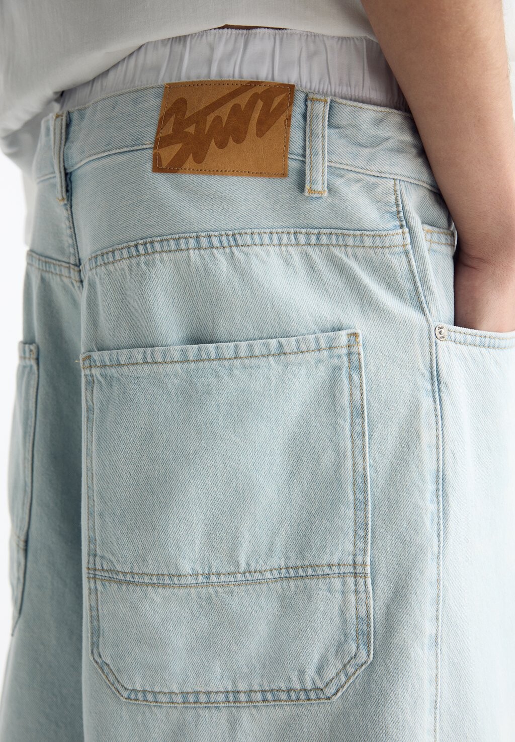 

Джинсовые шорты SKATER WITH WAISTBAND BERMUDA PULL&BEAR, светло-голубой деним