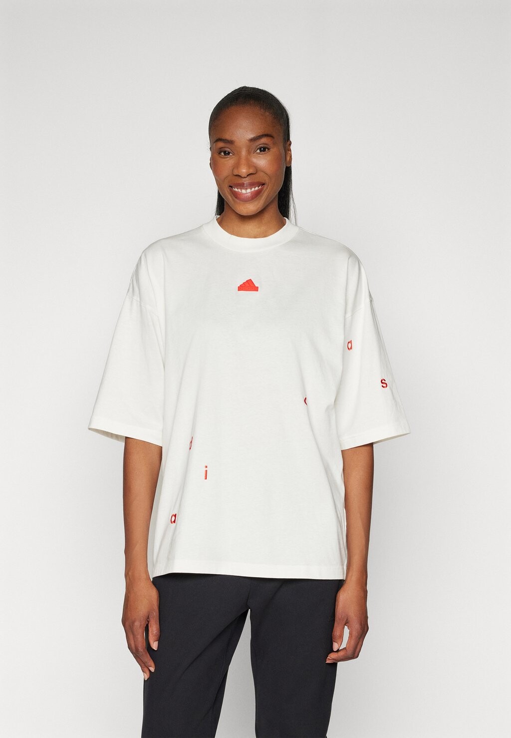 

Спортивная футболка EMBROIDERY LOOSE adidas Sportswear, цвет off white