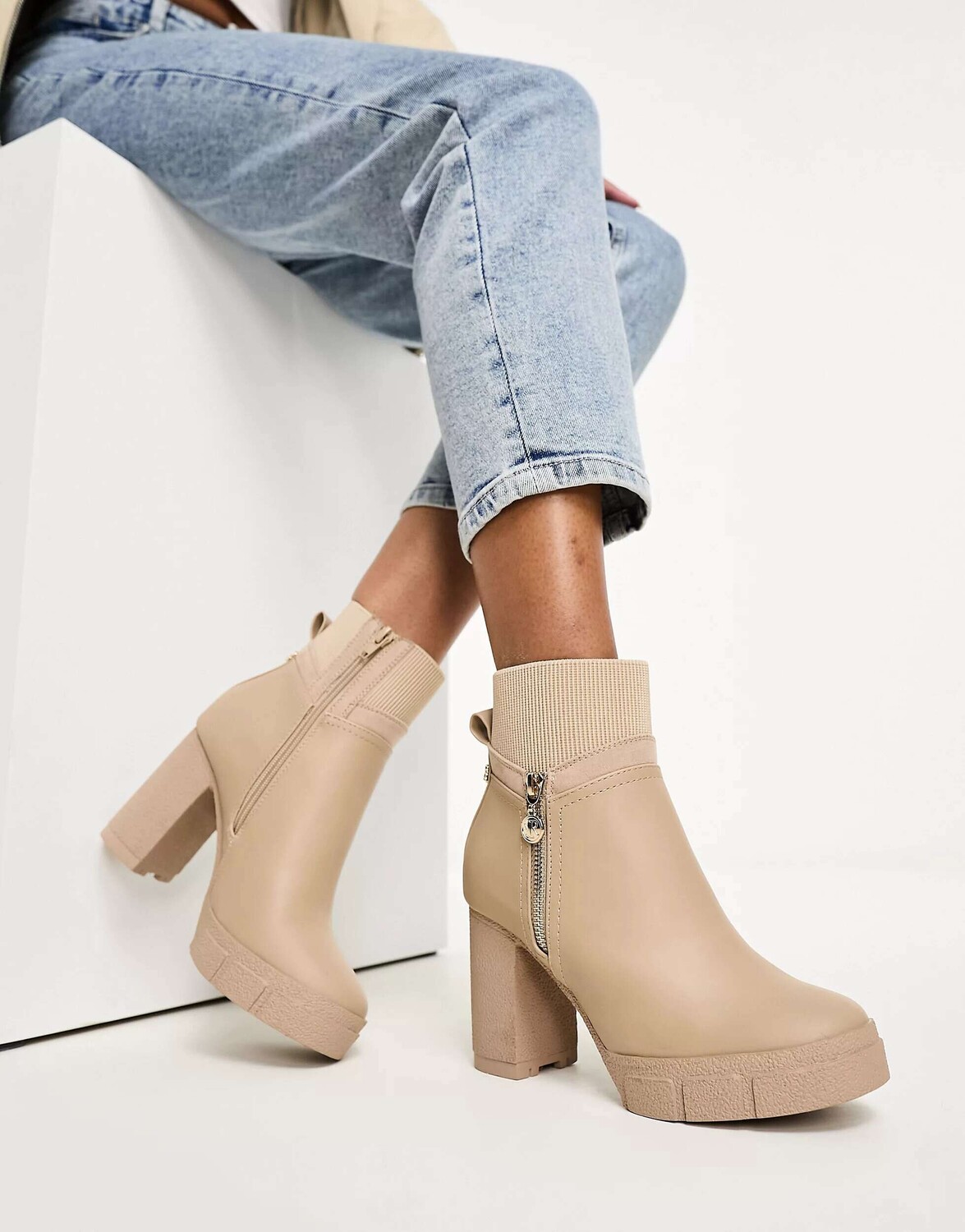 

Ботинки кремового цвета на каблуке с боковой молнией River Island, Бежевый