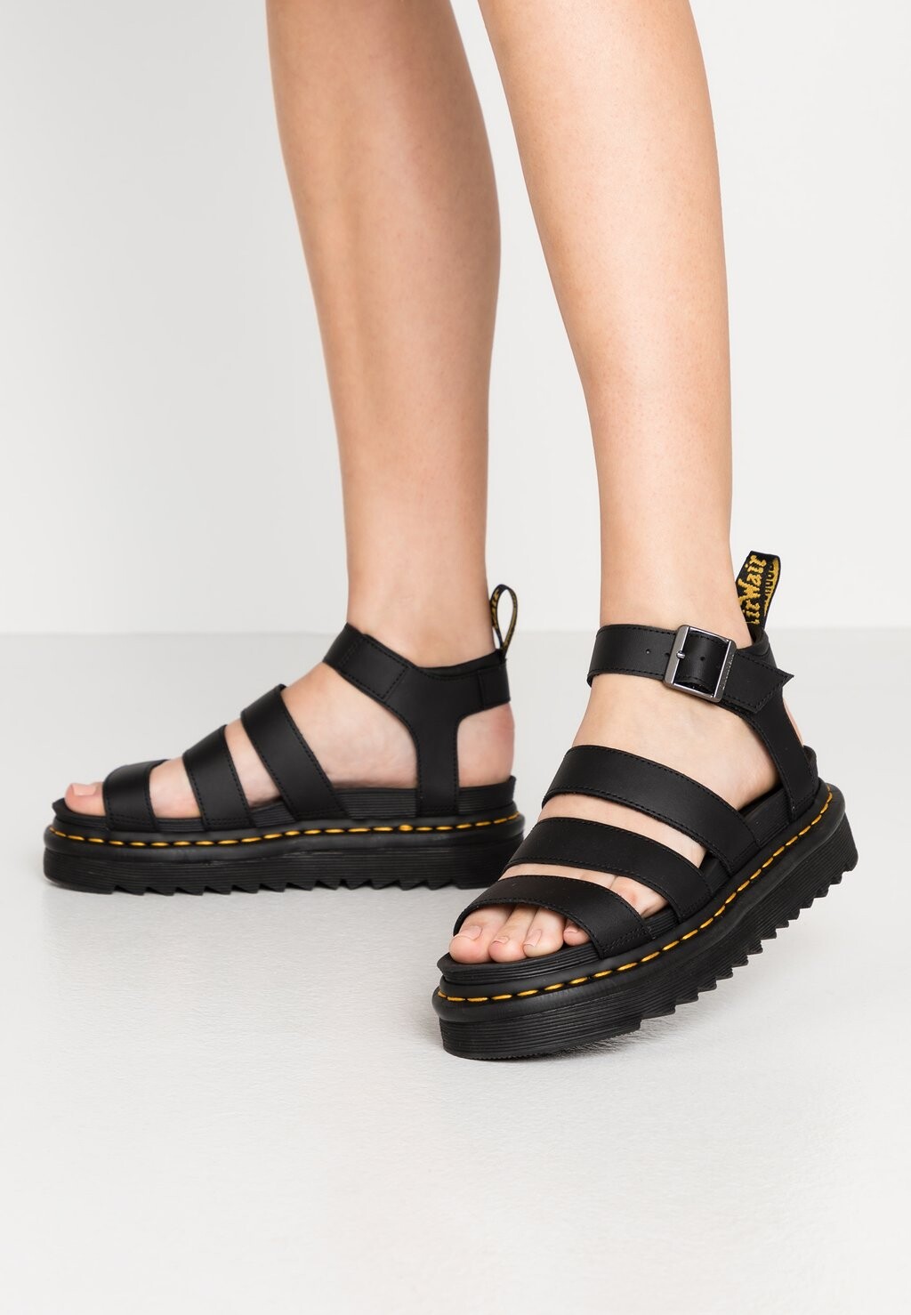 

Босоножки на платформе Dr. Martens, черный