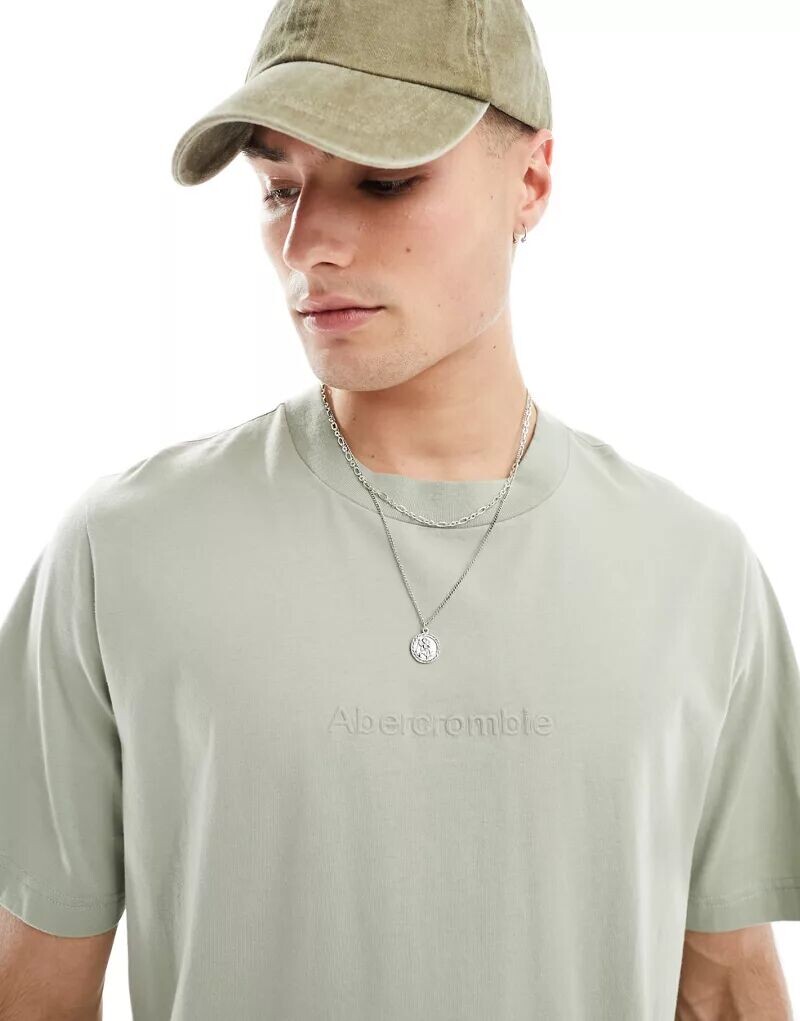 

Светло-зеленая футболка Abercrombie & Fitch с тисненым логотипом посередине