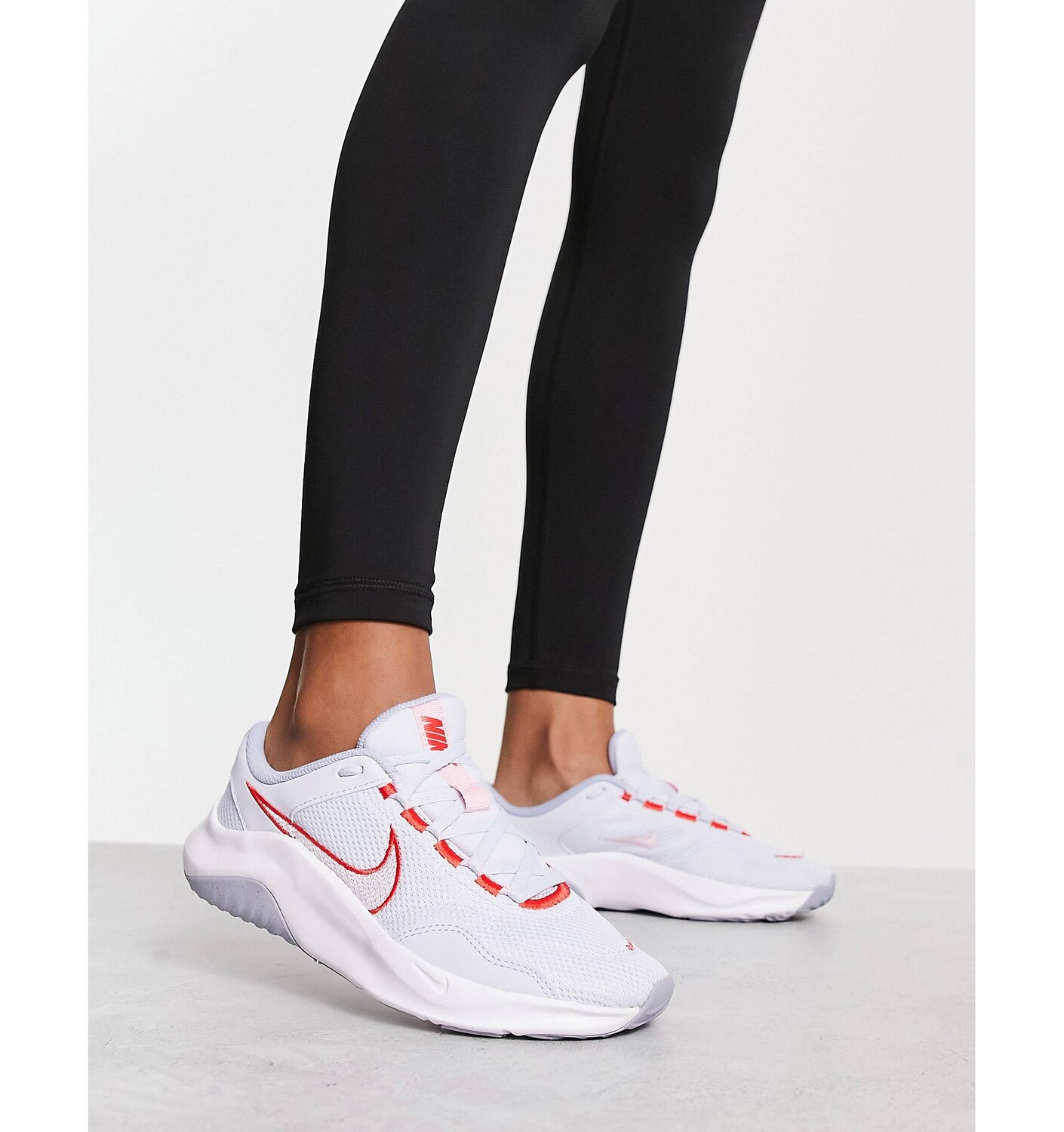 

Серые футбольные кроссовки Nike Training Legend Essential 3