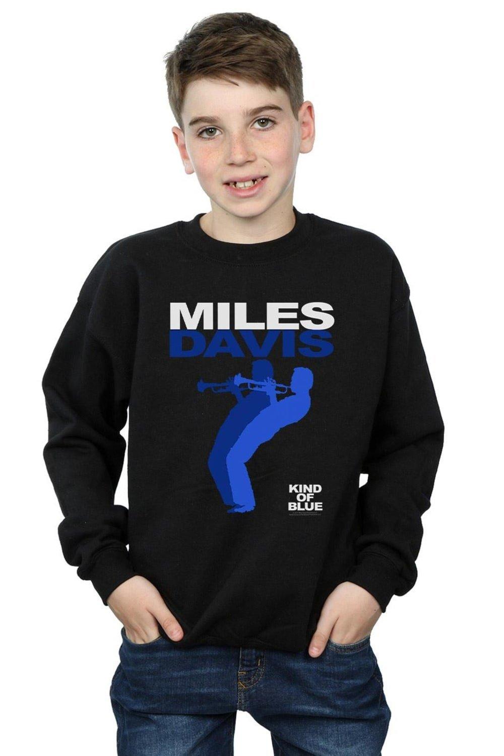 Вид синей толстовки Miles Davis, черный вид синей футболки miles davis черный