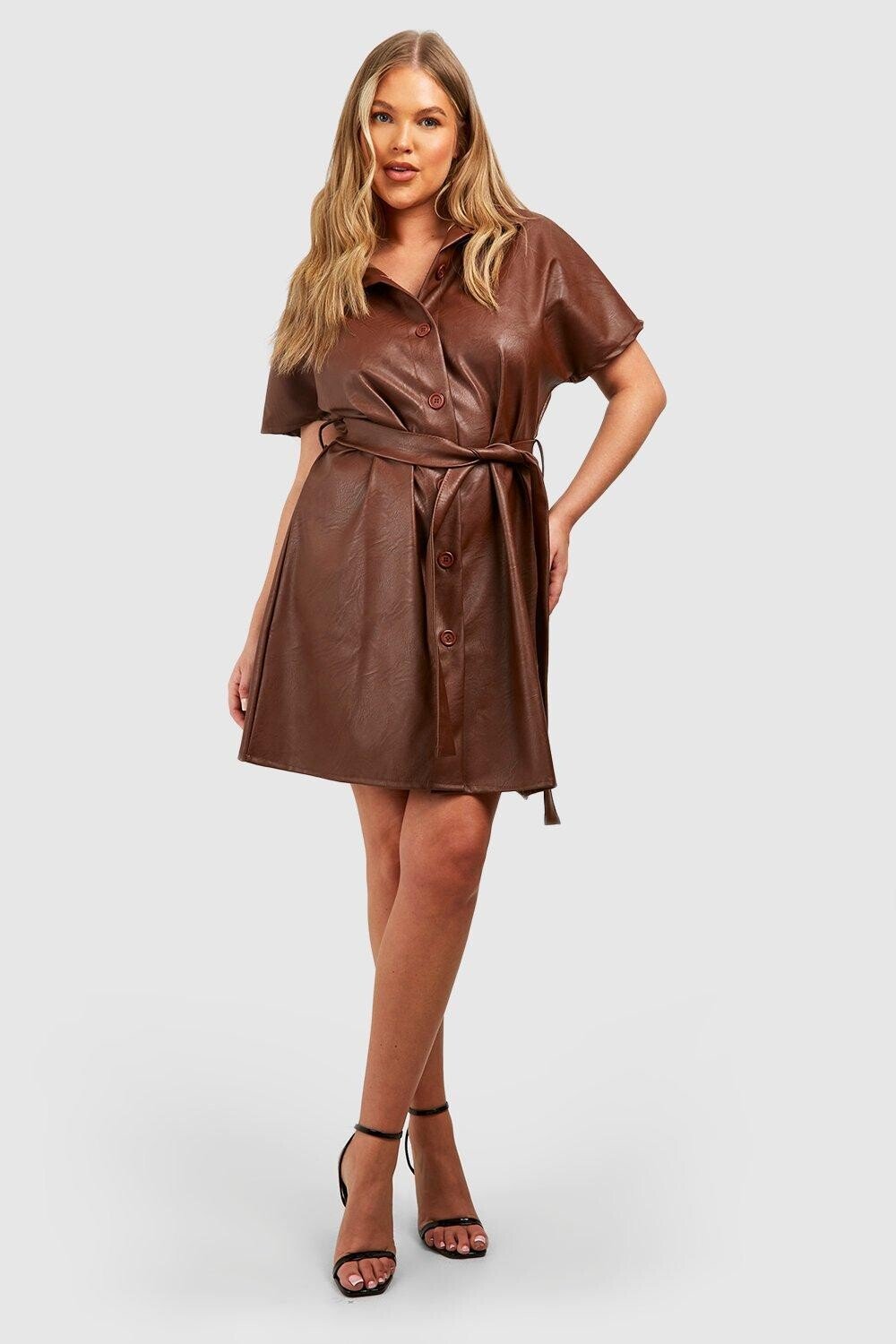 

Платье-рубашка Plus с поясом из искусственной кожи boohoo, коричневый