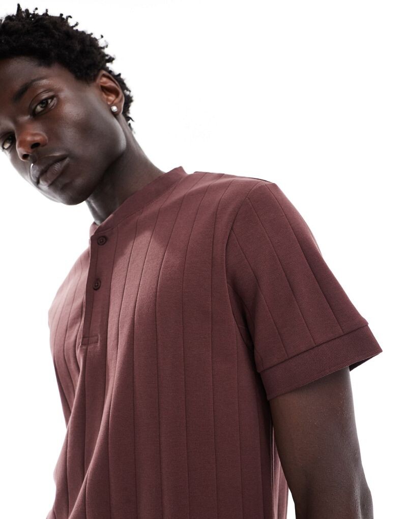 

Коричневая футболка с воротником на пуговицах ASOS DESIGN