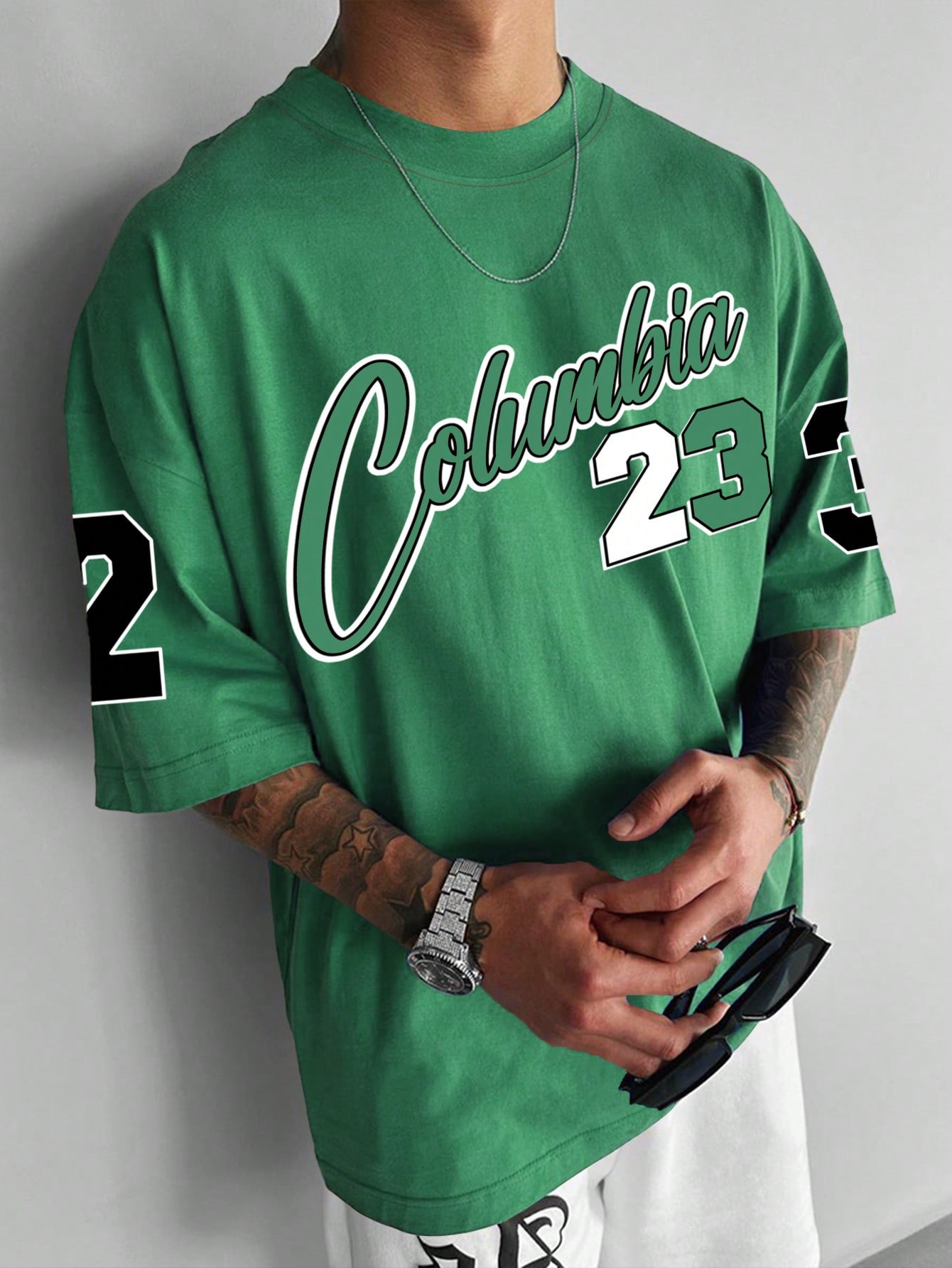 цена Мужская футболка большого размера с заниженными плечами и короткими рукавами Manfinity Sporsity с буквенным принтом, зеленый
