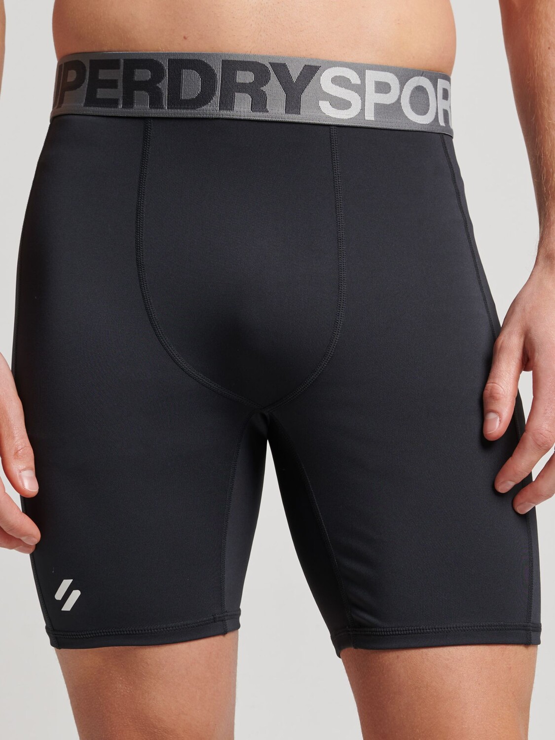 

Обтягивающие шорты Superdry Core, черные