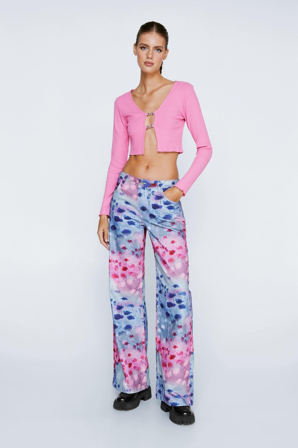 

Широкие джинсы с напуском и цветочным принтом Nasty Gal, розовый