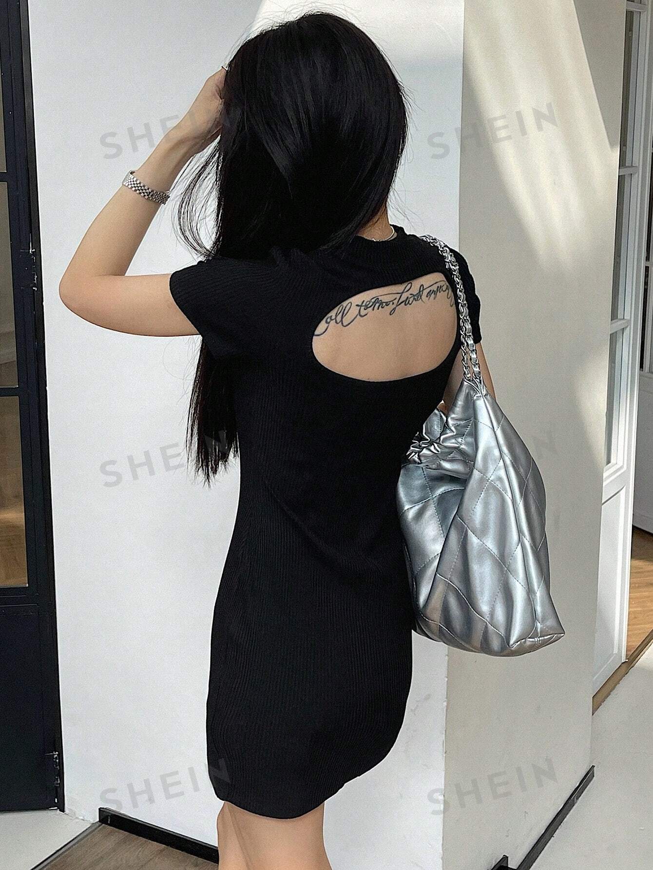 цена DAZY Женское облегающее облегающее платье в рубчик с короткими рукавами и воротником-стойкой, черный