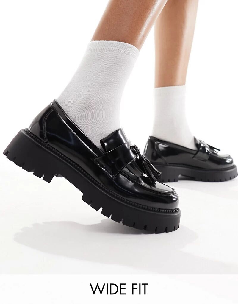 

Shoe Wide Fit – Lachelle – лоферы с помпоном на толстой подошве из черной лакированной кожи Schuh