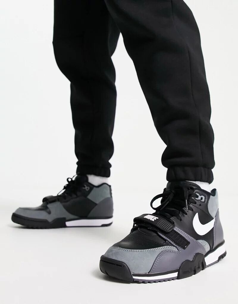 

Черные кроссовки Nike Air 1 Mid