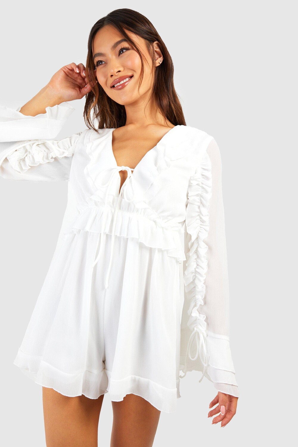 

Комбинезон с оборками и завязками Boohoo, слоновая кость