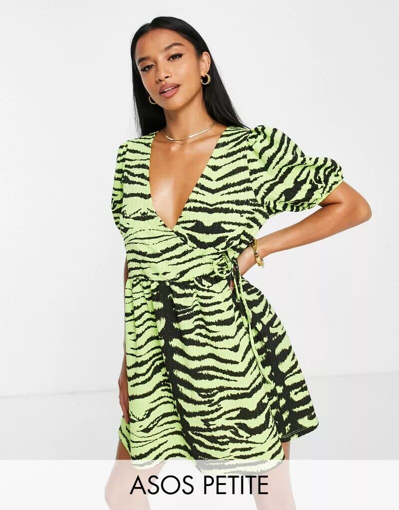 

Зеленое приталенное платье с запахом и короткими рукавами ASOS DESIGN Petite