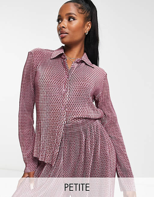 

Свободная плиссированная рубашка в фиолетовую точку Glamorous Petite