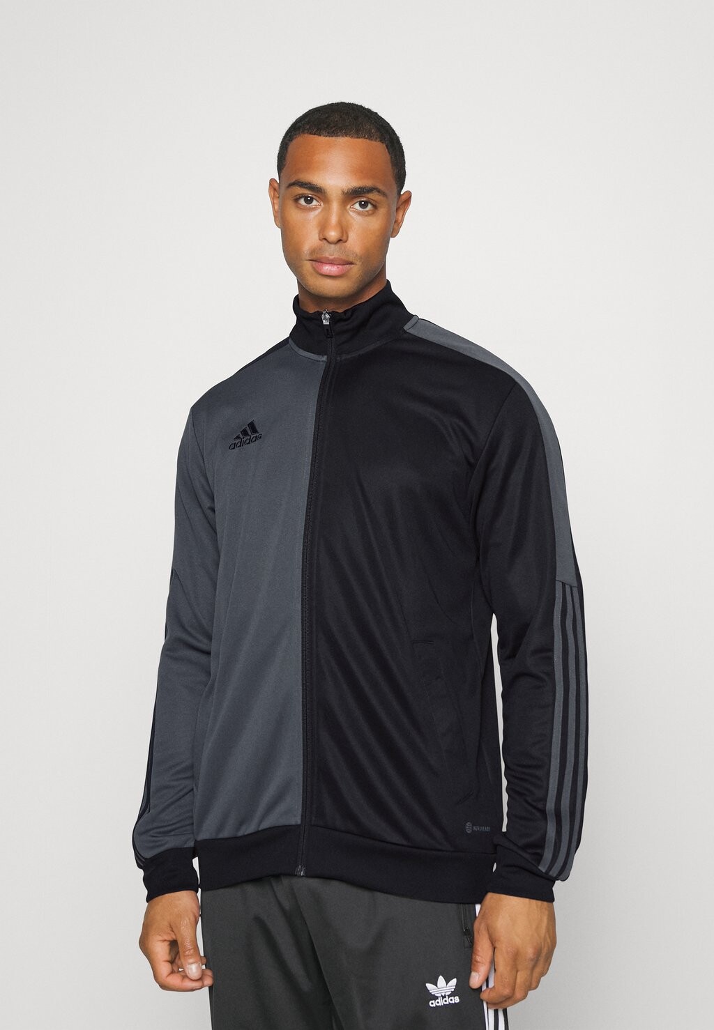 

Спортивная куртка Adidas