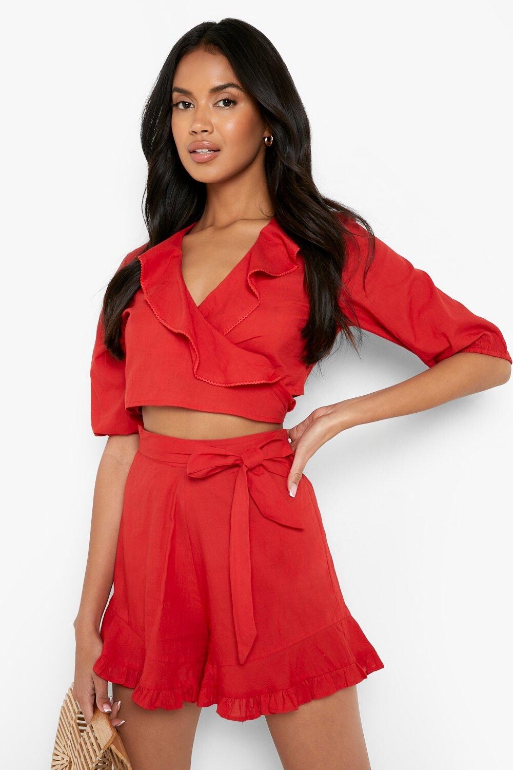 

Шорты с запахом спереди и оборками Boohoo, красный