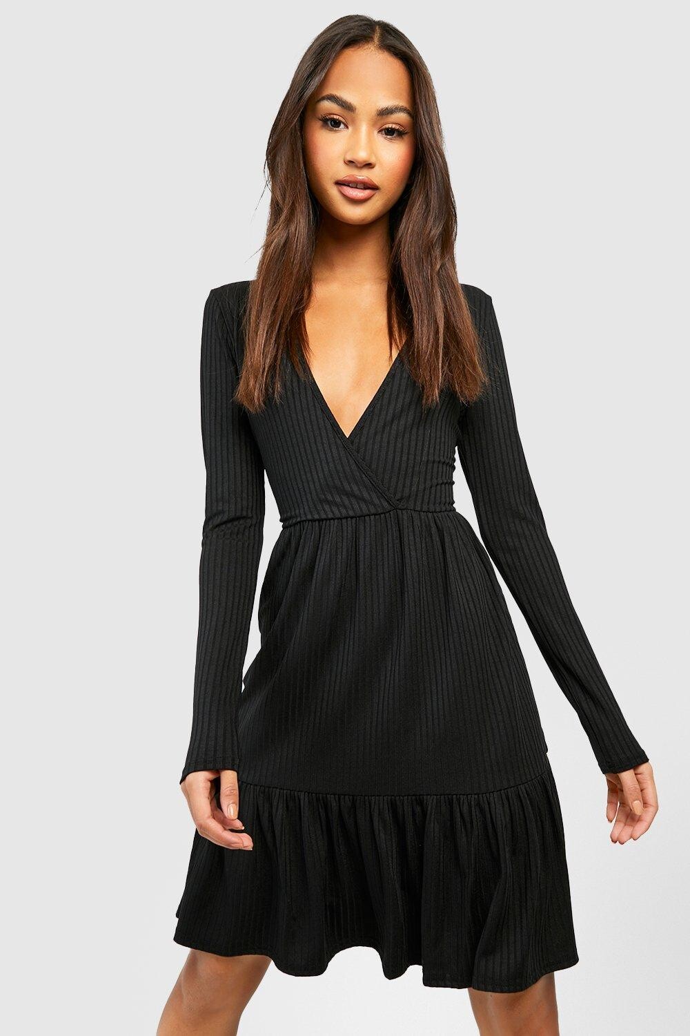 

Платье с запахом в ребку Boohoo, черный