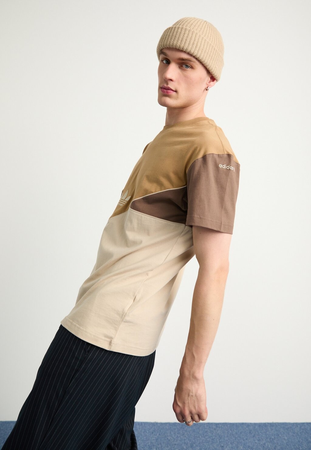 

Футболка с принтом adidas Originals, цвет cardboard/wonder beige/earth strata