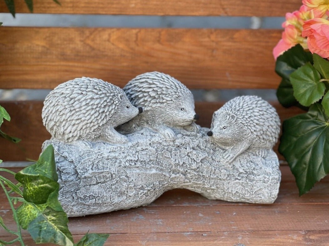 

Stone and Style Stone фигурка 3 ежика на стволе здания, морозостойкий цельный литой камень