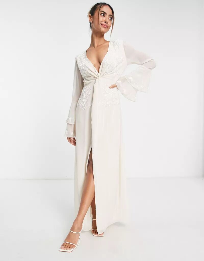 

Платье макси цвета слоновой кости с ярусными рукавами и вышивкой Hope & Ivy Bridal