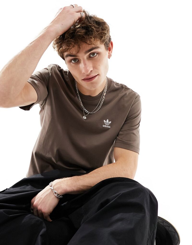 

Adidas Originals — Essentials — футболка земляно-коричневого цвета