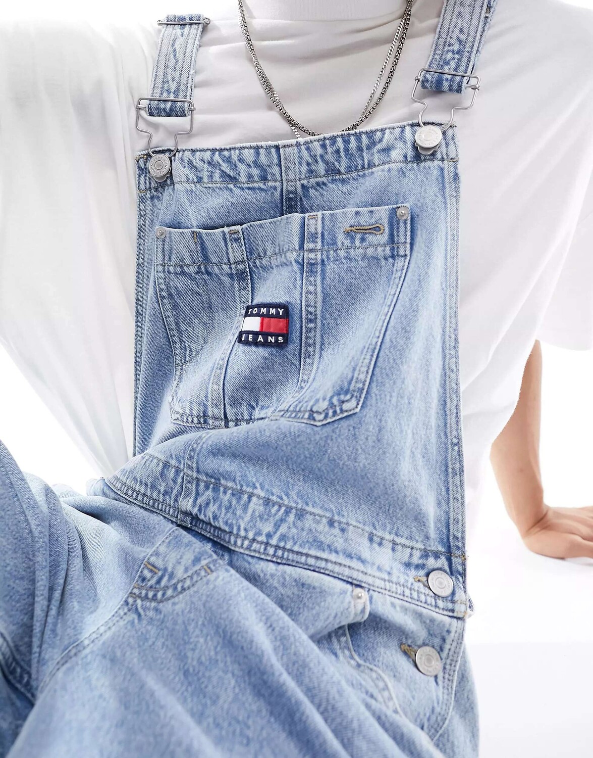 

Светлый комбинезон Tommy Jeans Ethan стандартного цвета