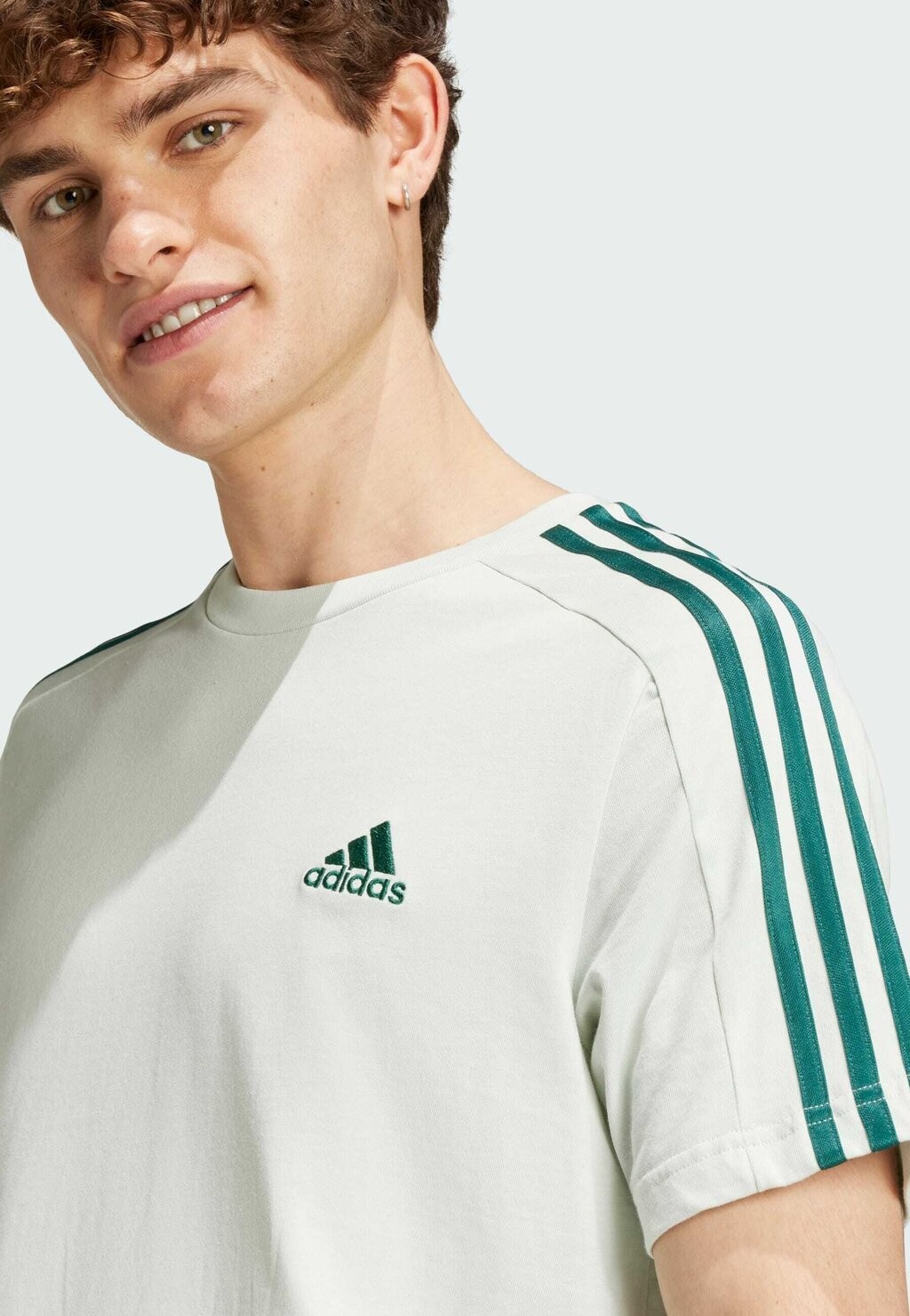 

Футболка с принтом ESSENTIALS SINGLE 3-STRIPES adidas, зеленый