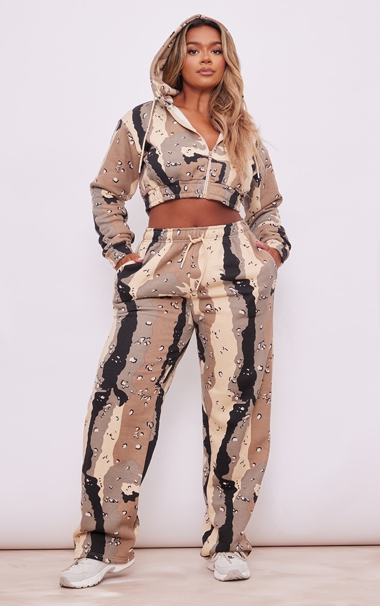 

PrettyLittleThing Камуфляжные джоггеры с прямыми штанинами Shape Stone