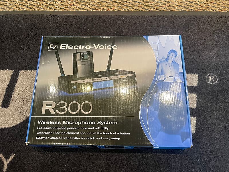 Беспроводная микрофонная система Electro-Voice *B-STOCK* Electro-Voice R300 Wireless Microphone System беспроводная микрофонная система electro voice r300 hd handheld wireless microphone system band c