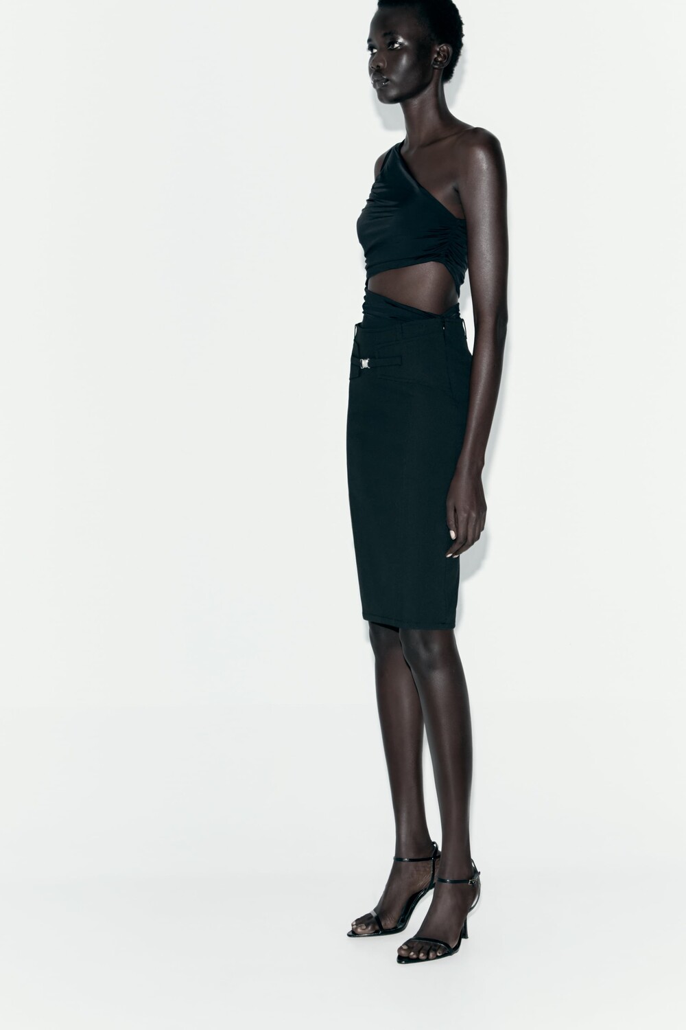 

Асимметричный корпус с декоративным отверстием Zara, черный