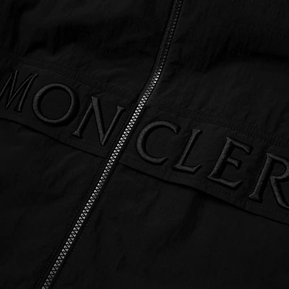 

Moncler Joly Мятая нейлоновая куртка, черный