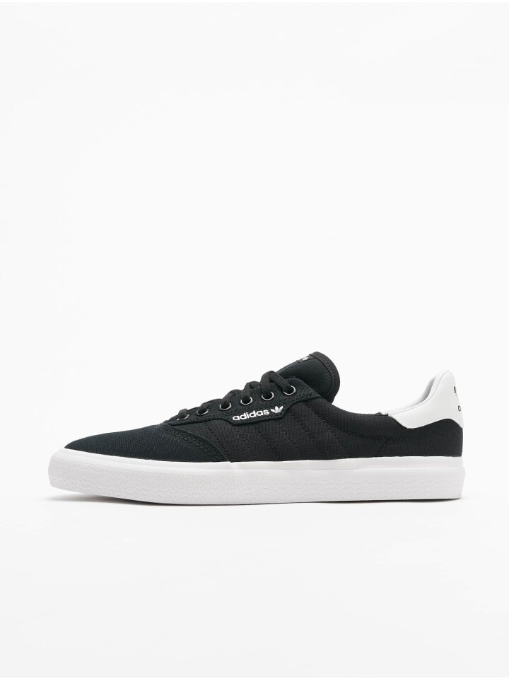 

Кроссовки на шнуровке adidas, цвет core black