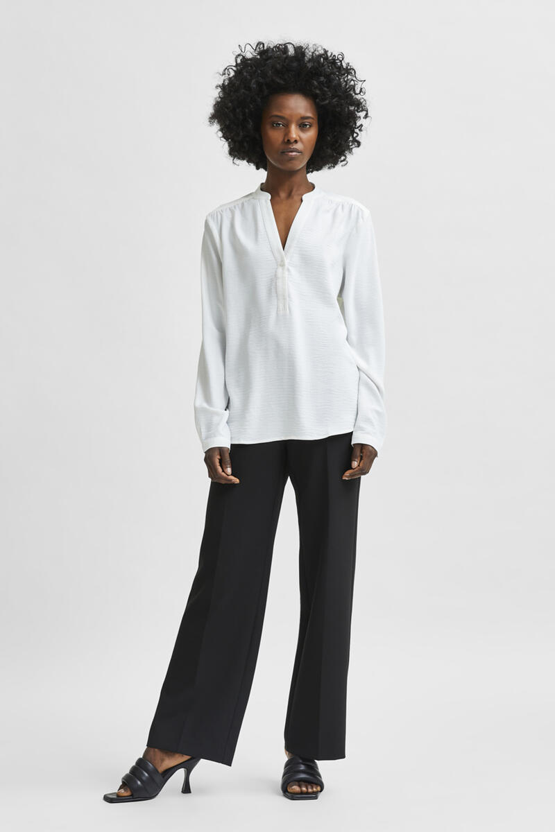 Струящаяся блузка с V-образным вырезом из переработанных материалов. Selected Femme, белый