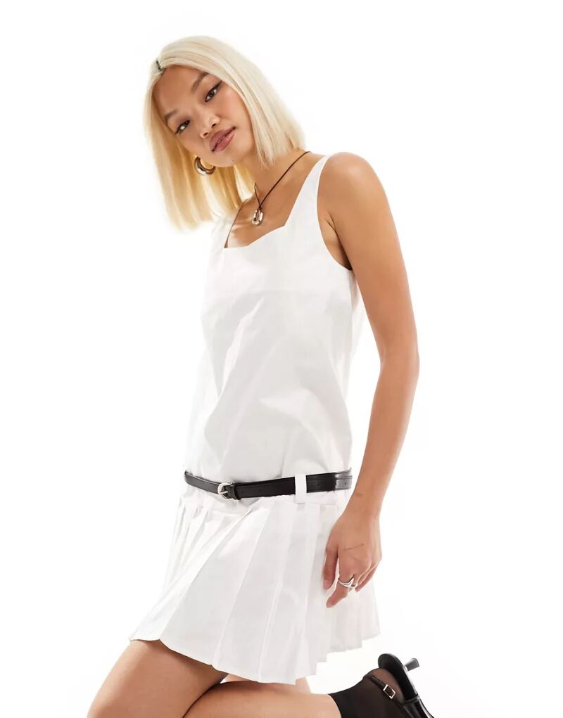 цена Белое теннисное платье-комбинация с квадратным вырезом и поясом Urban Revivo