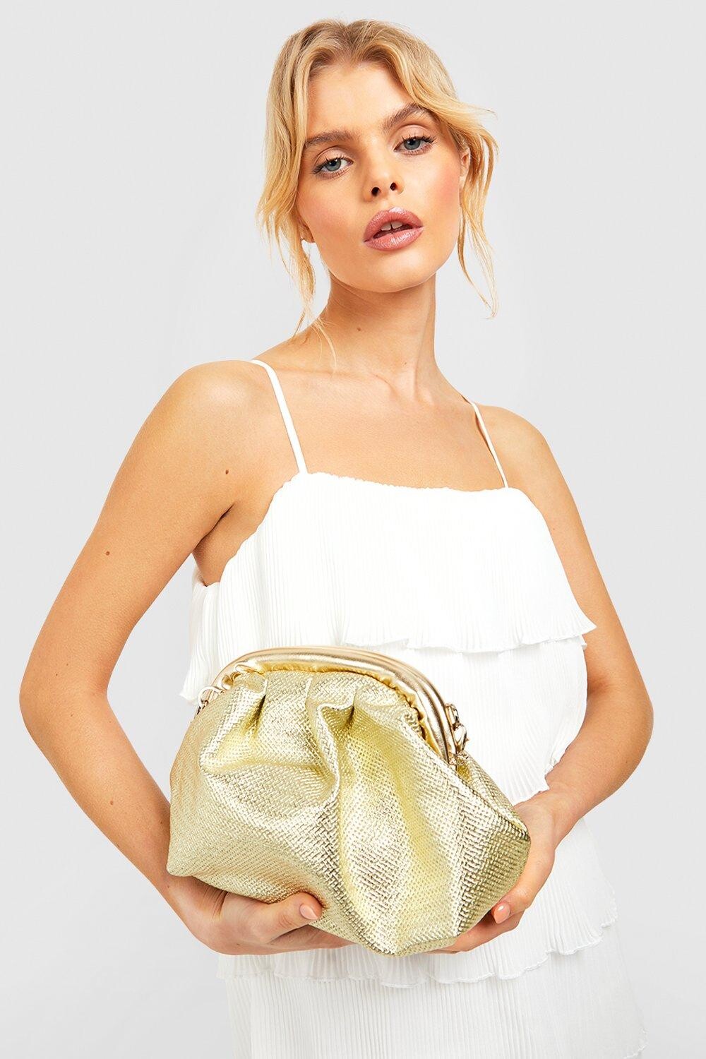 

Тканый клатч с напуском boohoo, золото