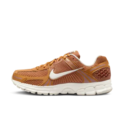 

Кроссовки Nike Zoom Vomero 5 Shoes, цвет Monarch/Flax/Sail/Dark Russet