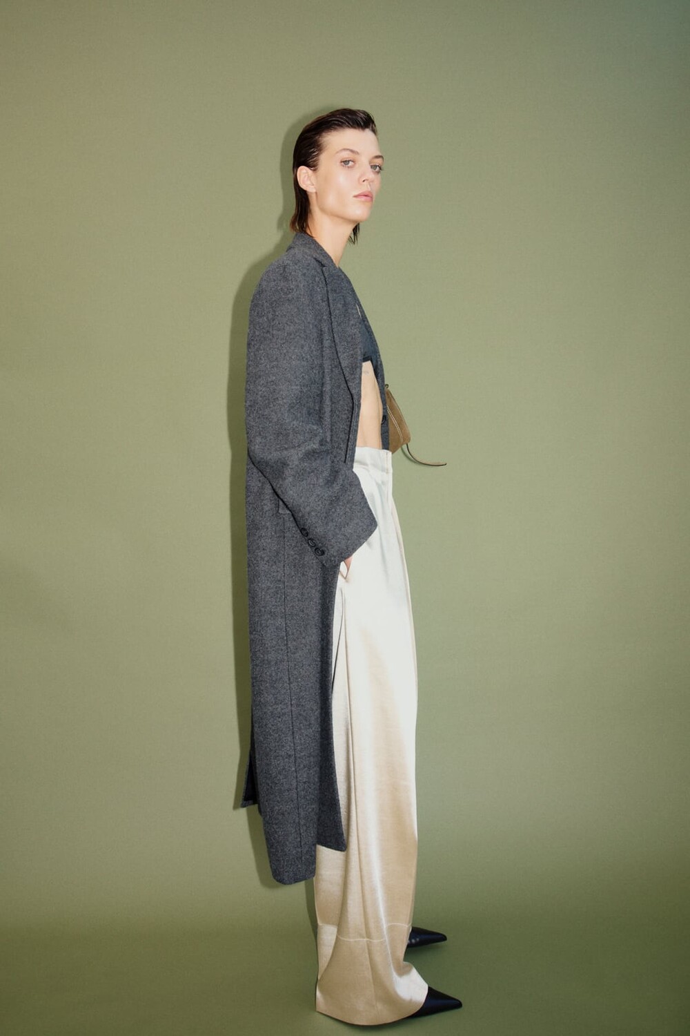 

Атласные брюки с защипами ZARA, кремовый, Бежевый