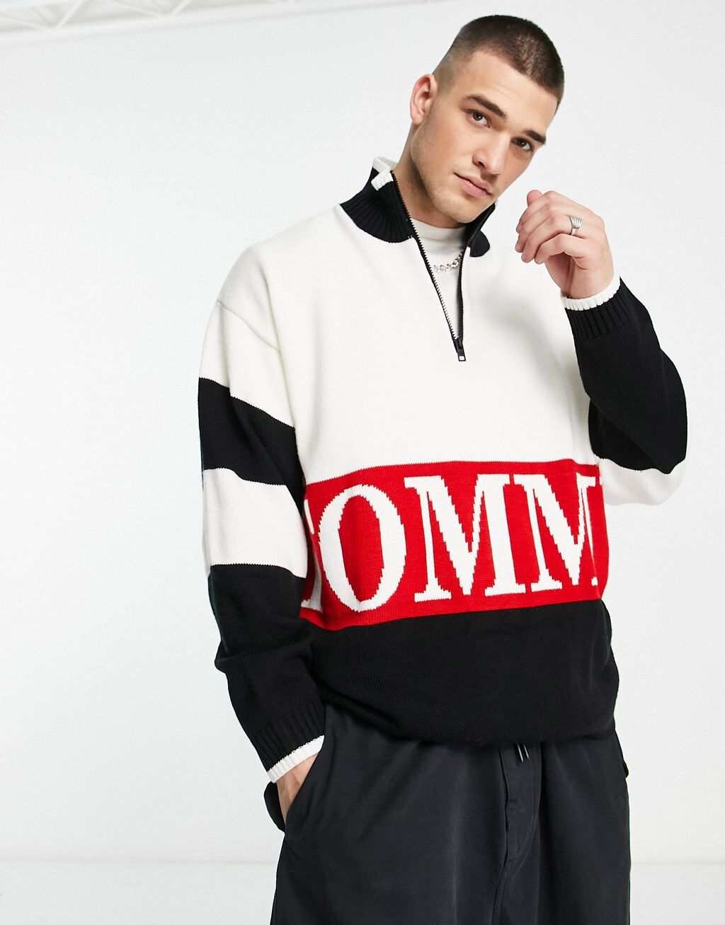

Белый джемпер оверсайз с полумолнией и логотипом Tommy Jeans
