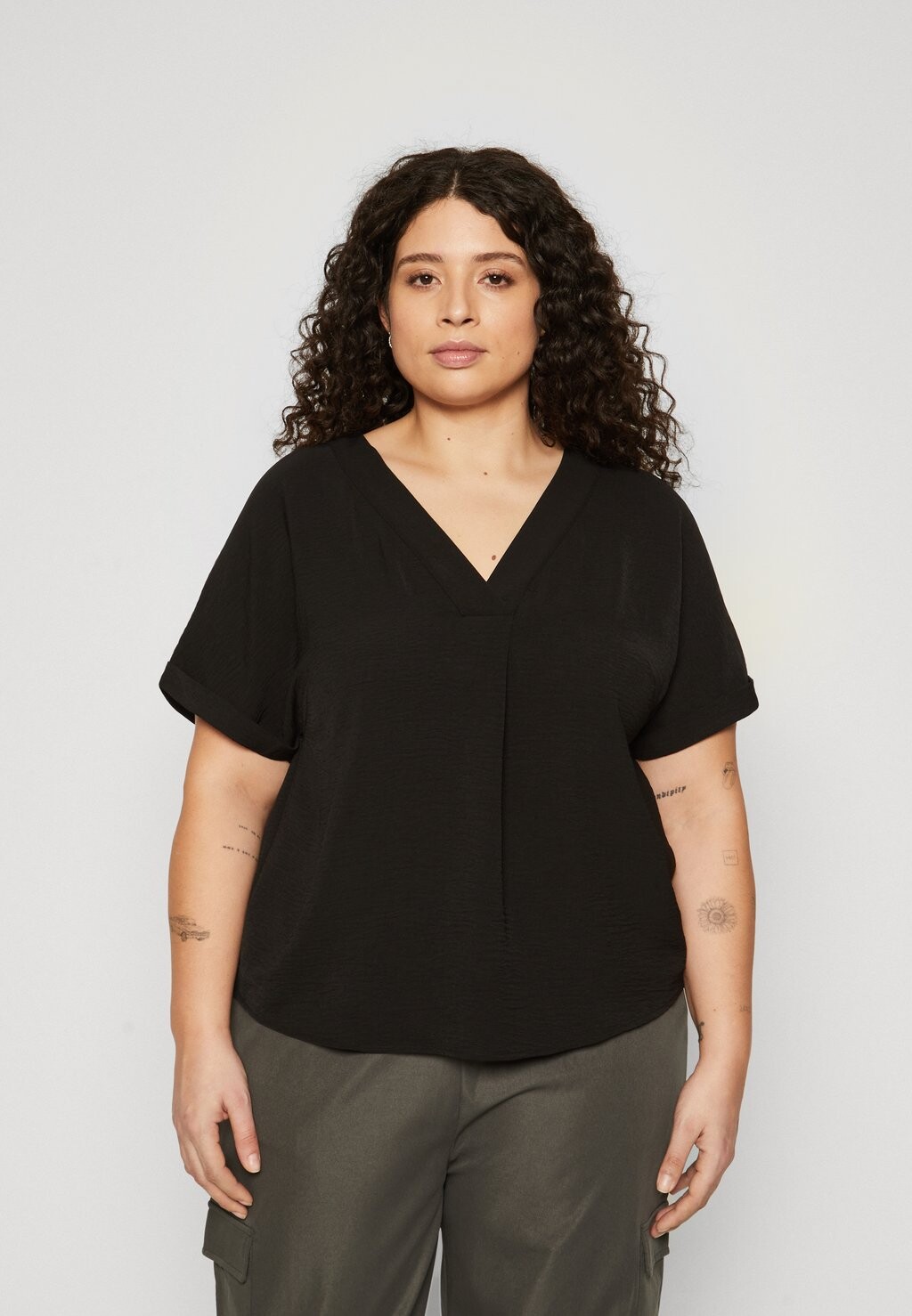 

Базовая футболка VMALVA V NECK Vero Moda Curve, цвет black