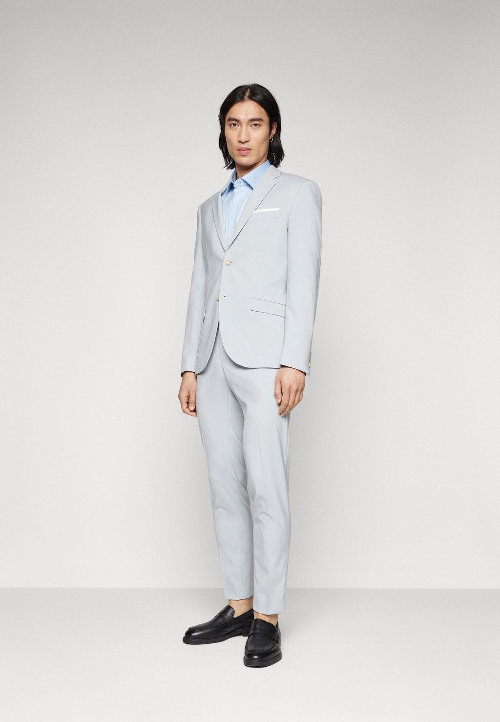 

Костюм THE FASHION SUIT NOTCH POCKET SQUARE Isaac Dewhirst, цвет pebble